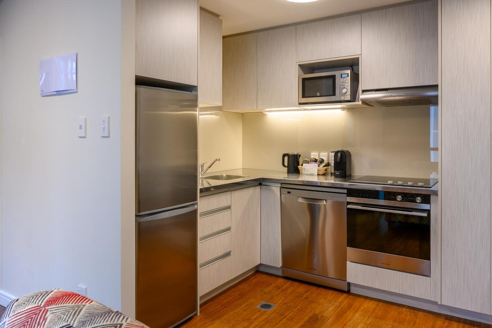 Boulcott Suites Wellington Bagian luar foto A kitchen in a typical apartment