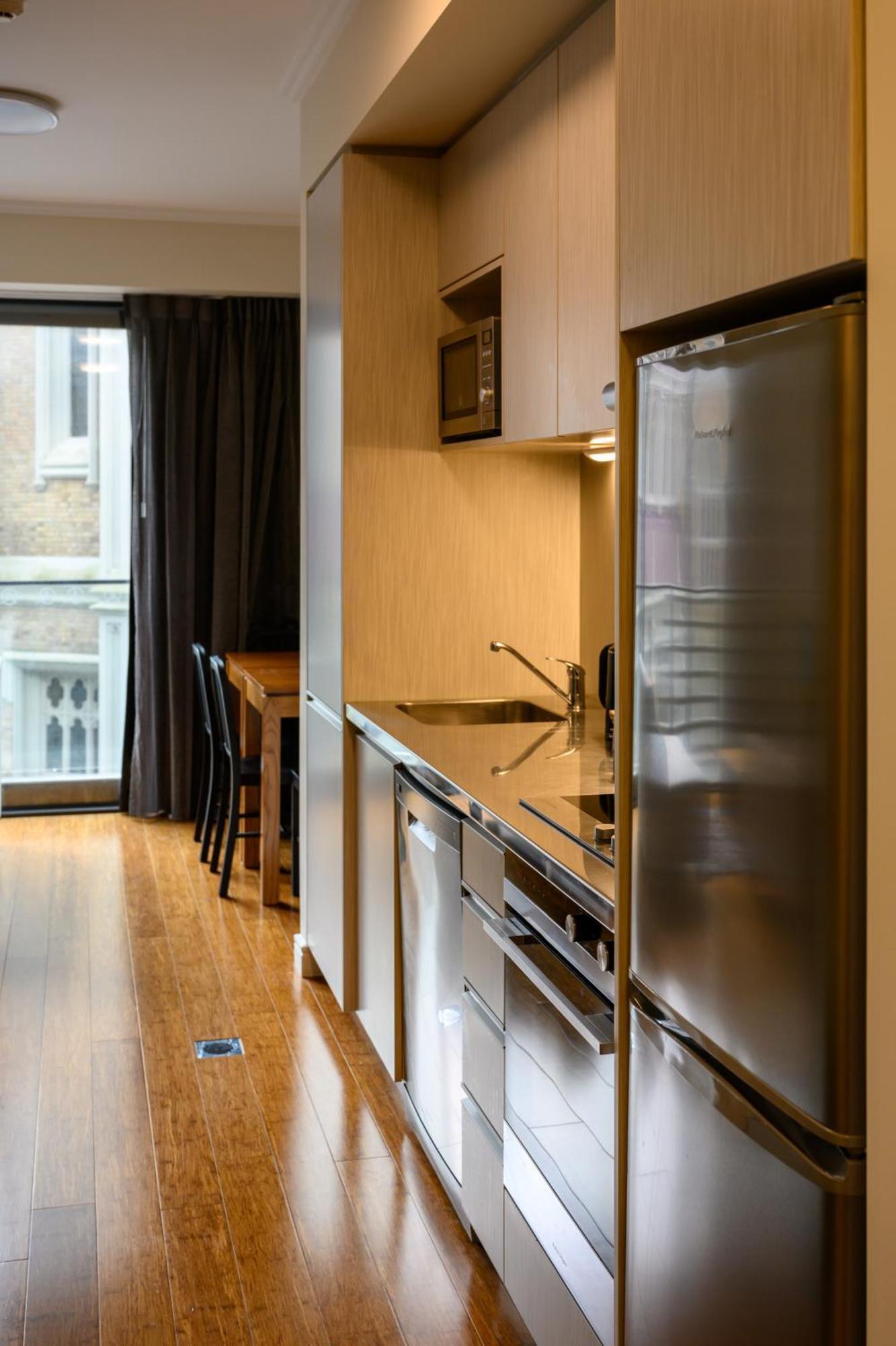 Boulcott Suites Wellington Bagian luar foto A kitchen in a student apartment