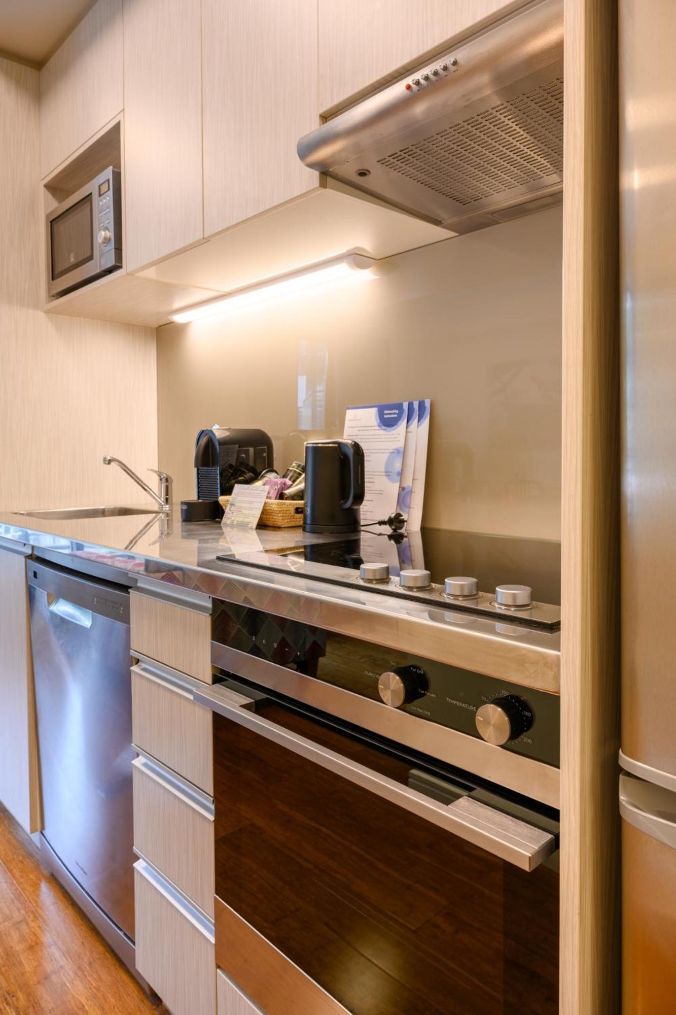 Boulcott Suites Wellington Bagian luar foto A kitchen in a serviced apartment