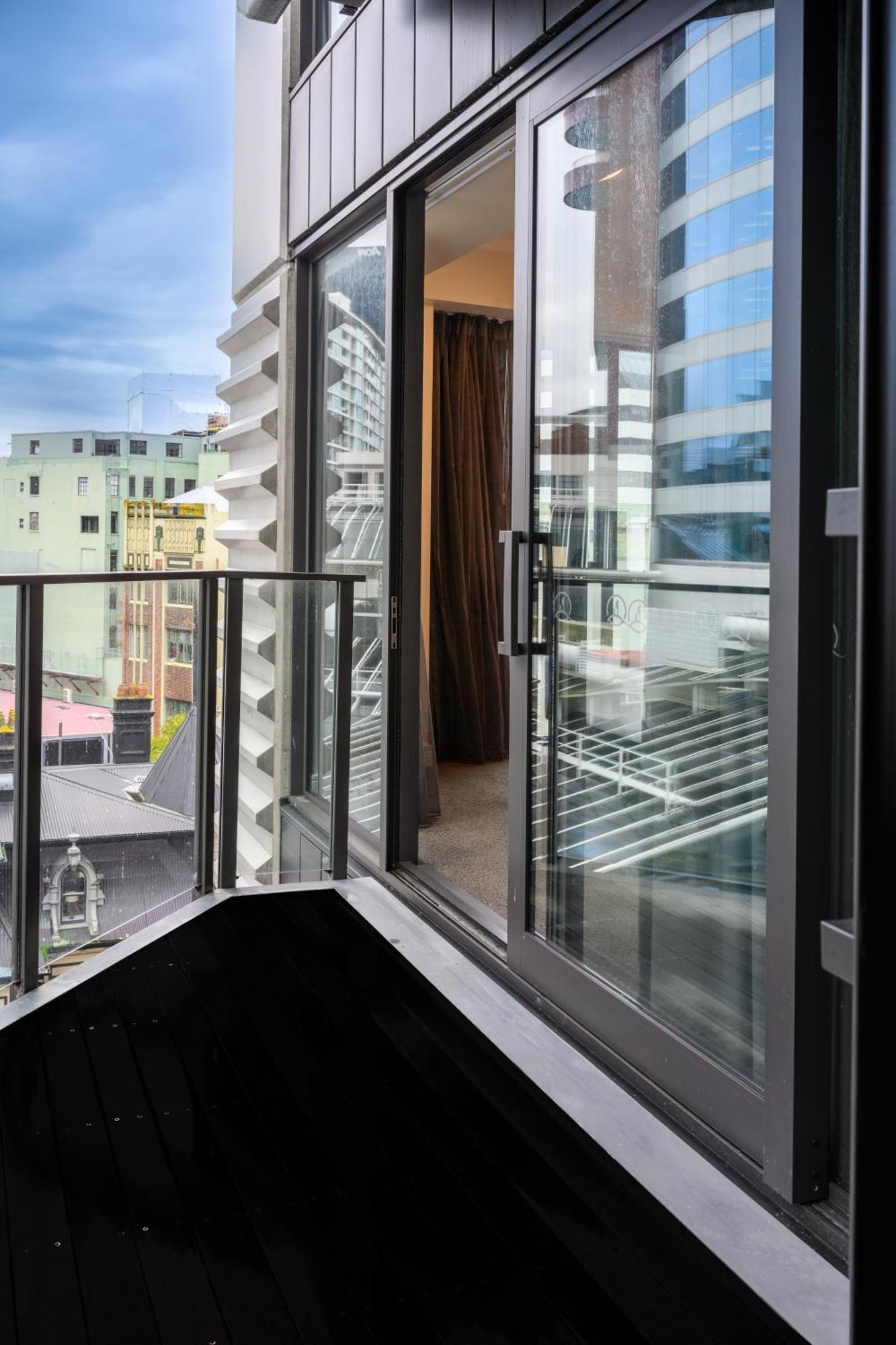 Boulcott Suites Wellington Bagian luar foto A glass door