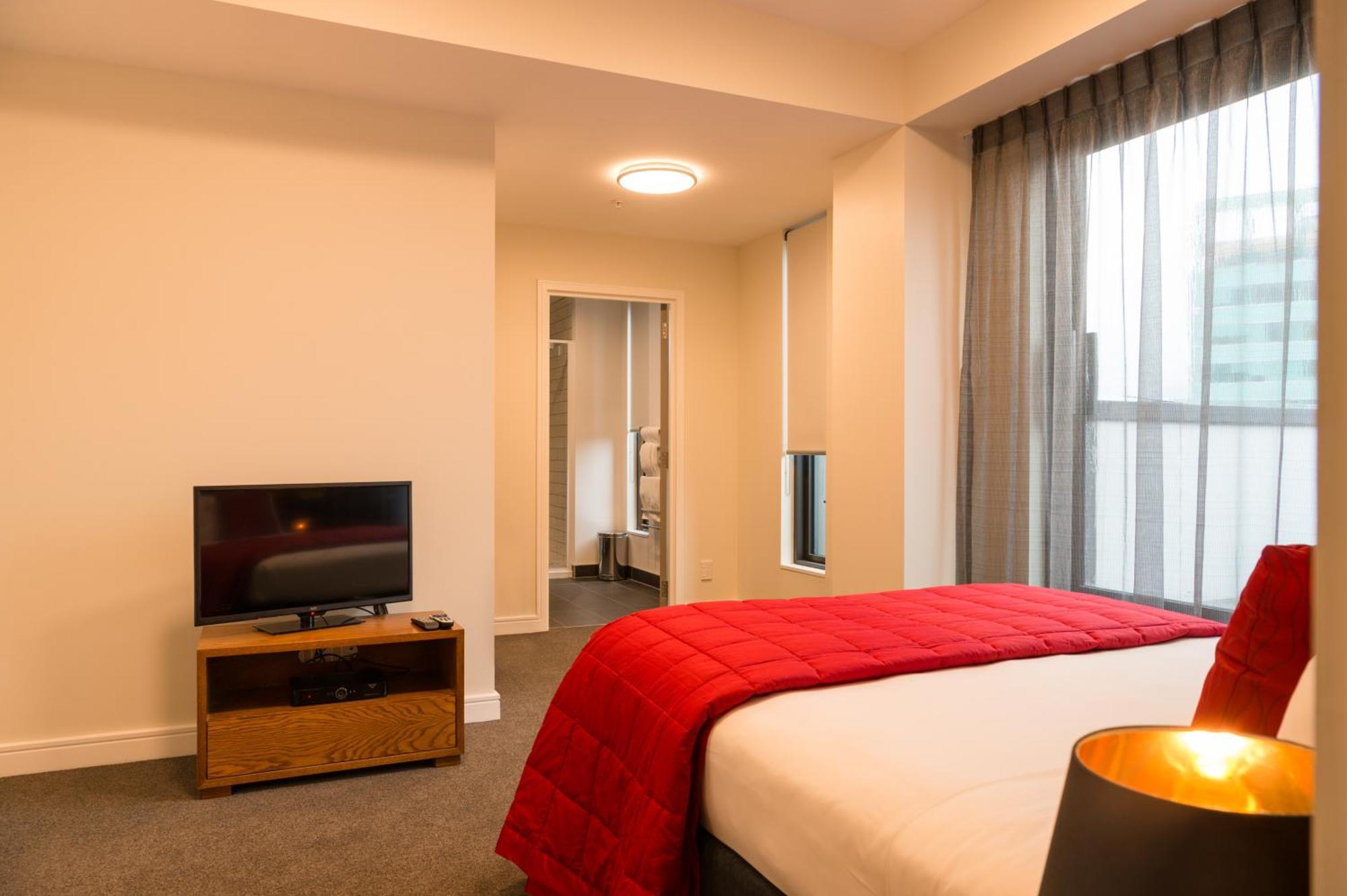 Boulcott Suites Wellington Bagian luar foto A bedroom at the University of Canterbury's Ivon Watkins-Smith Hall