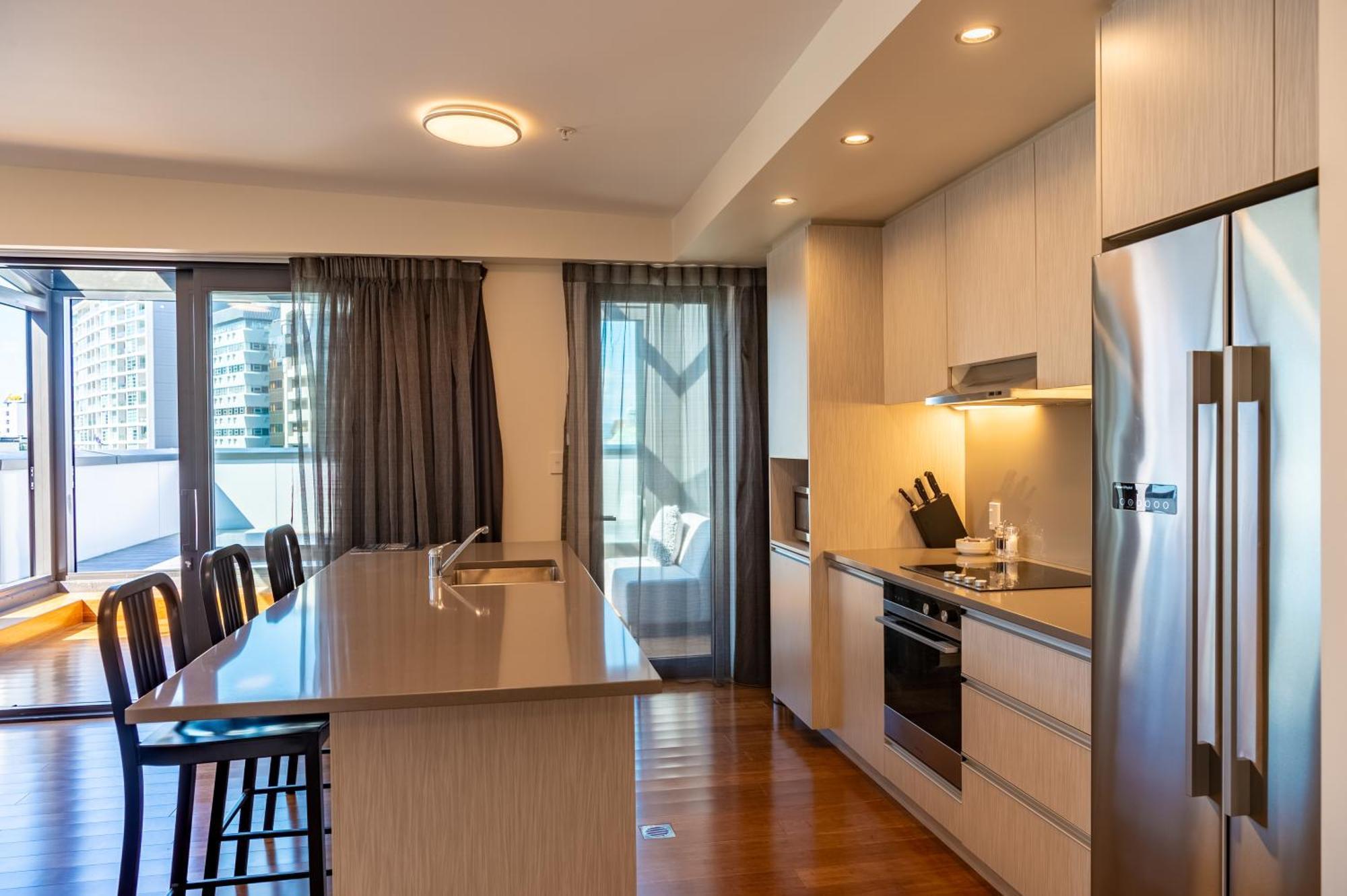 Boulcott Suites Wellington Bagian luar foto A kitchen in a typical apartment