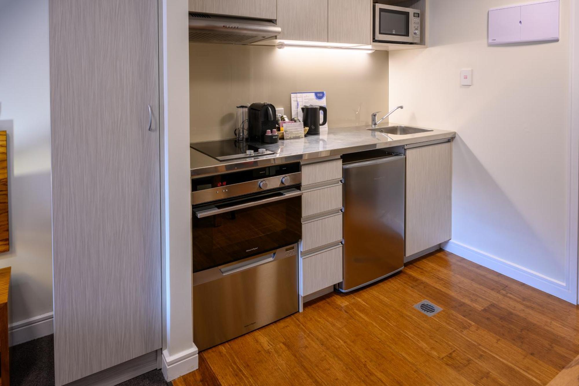 Boulcott Suites Wellington Bagian luar foto A kitchenette in a hotel room