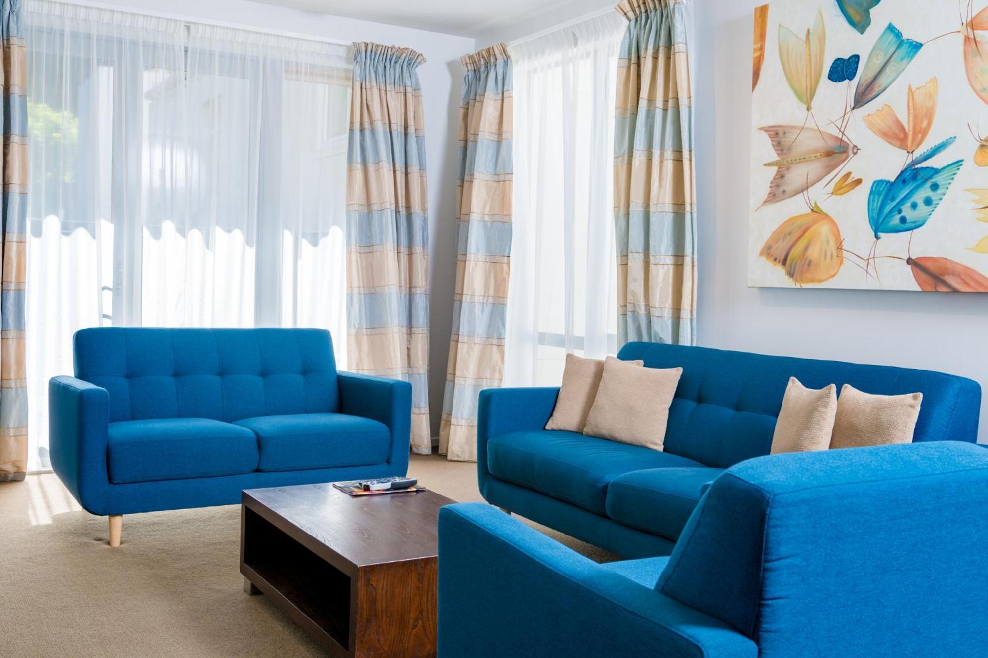 Boulcott Suites Wellington Bagian luar foto A living room in a typical apartment