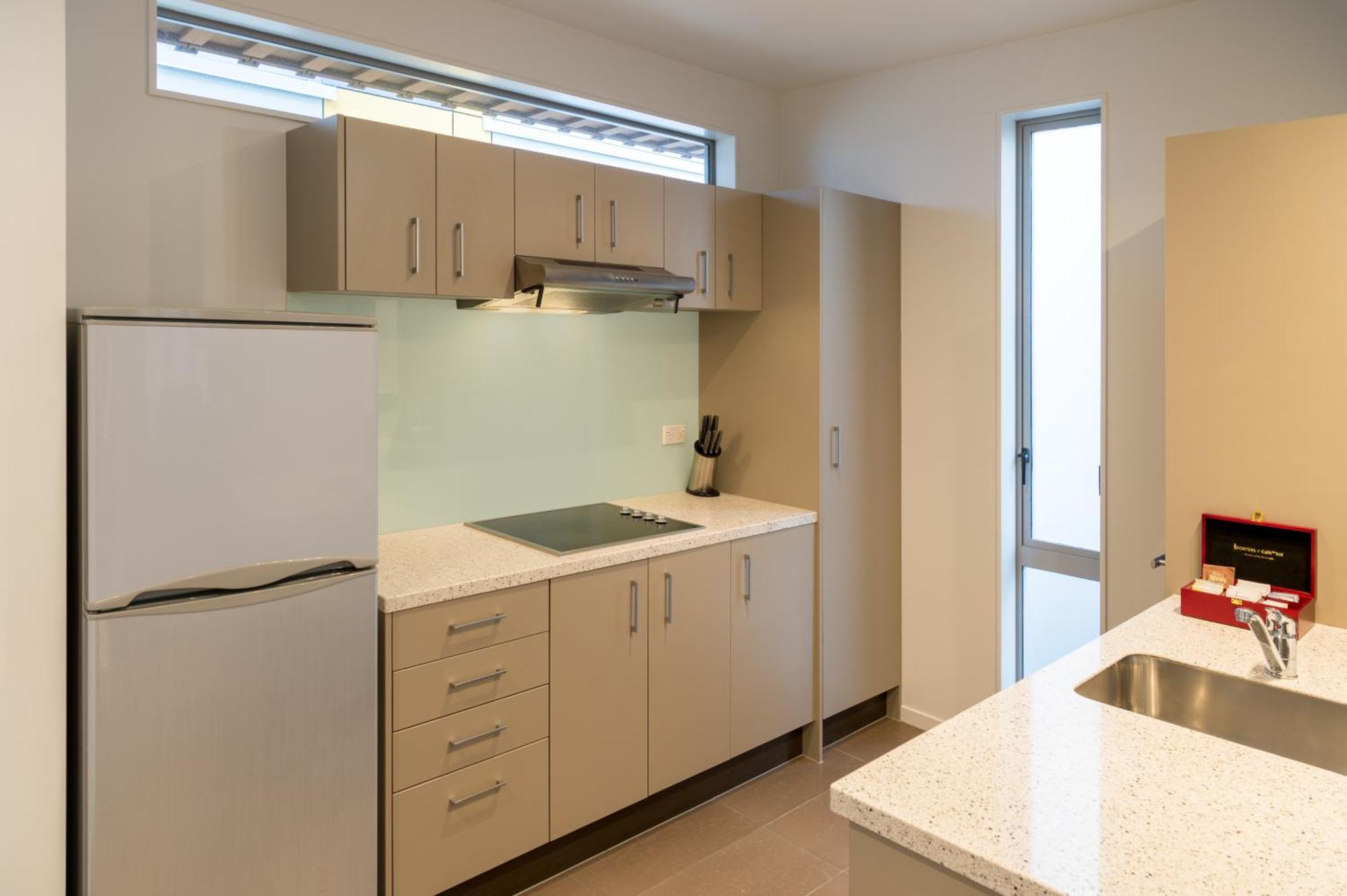 Boulcott Suites Wellington Bagian luar foto A typical kitchen in a student apartment