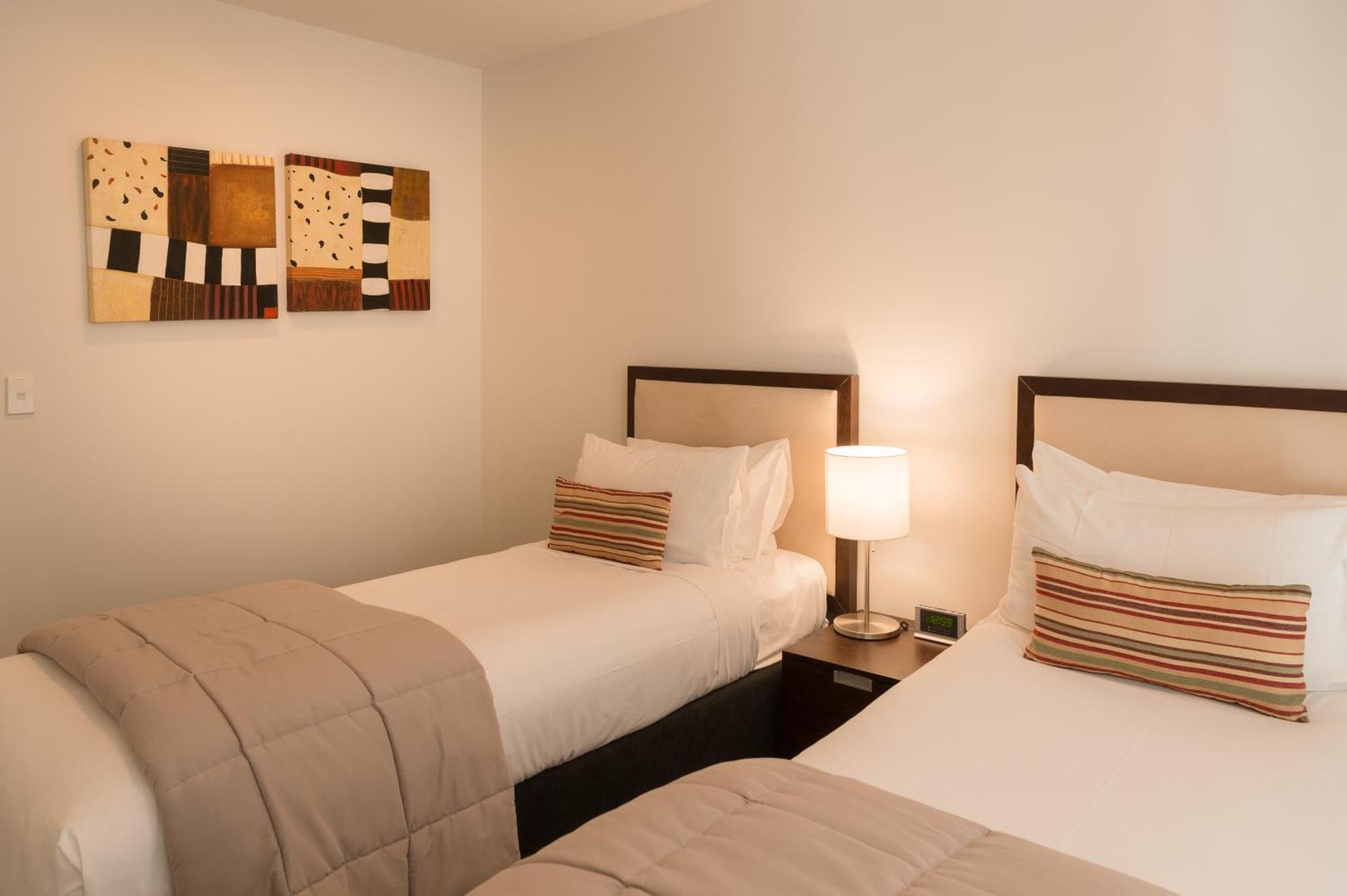 Boulcott Suites Wellington Bagian luar foto A typical bedroom at the hotel
