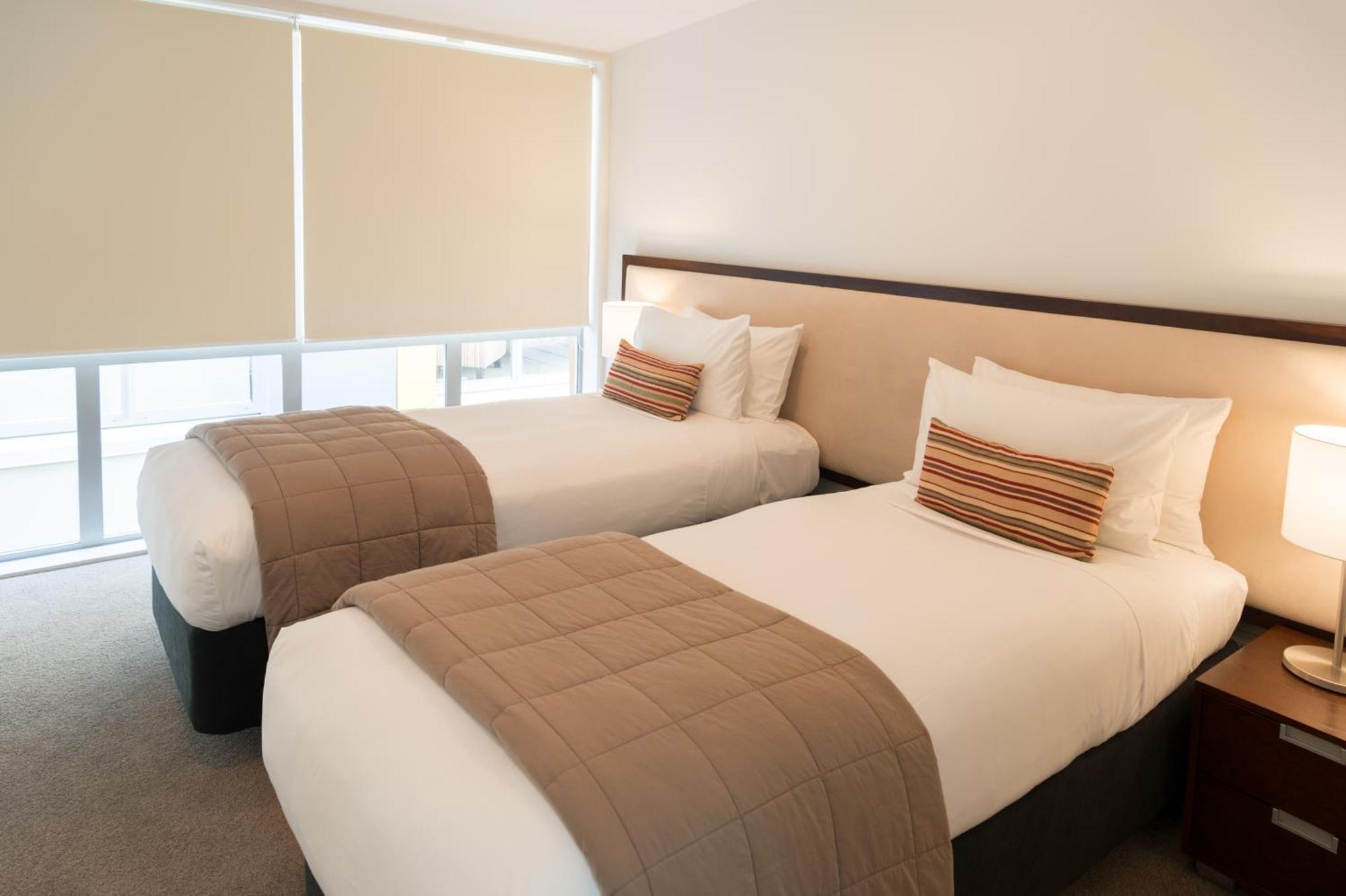 Boulcott Suites Wellington Bagian luar foto A typical bedroom at the hotel