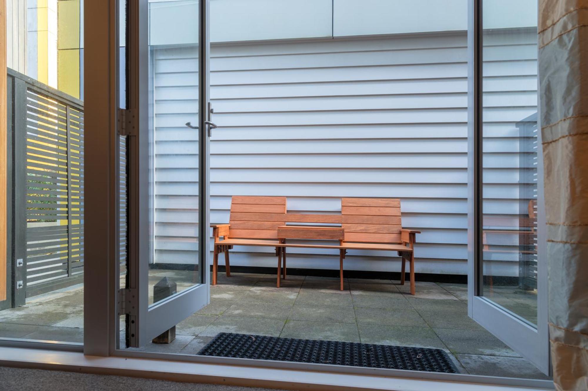 Boulcott Suites Wellington Bagian luar foto A glass door