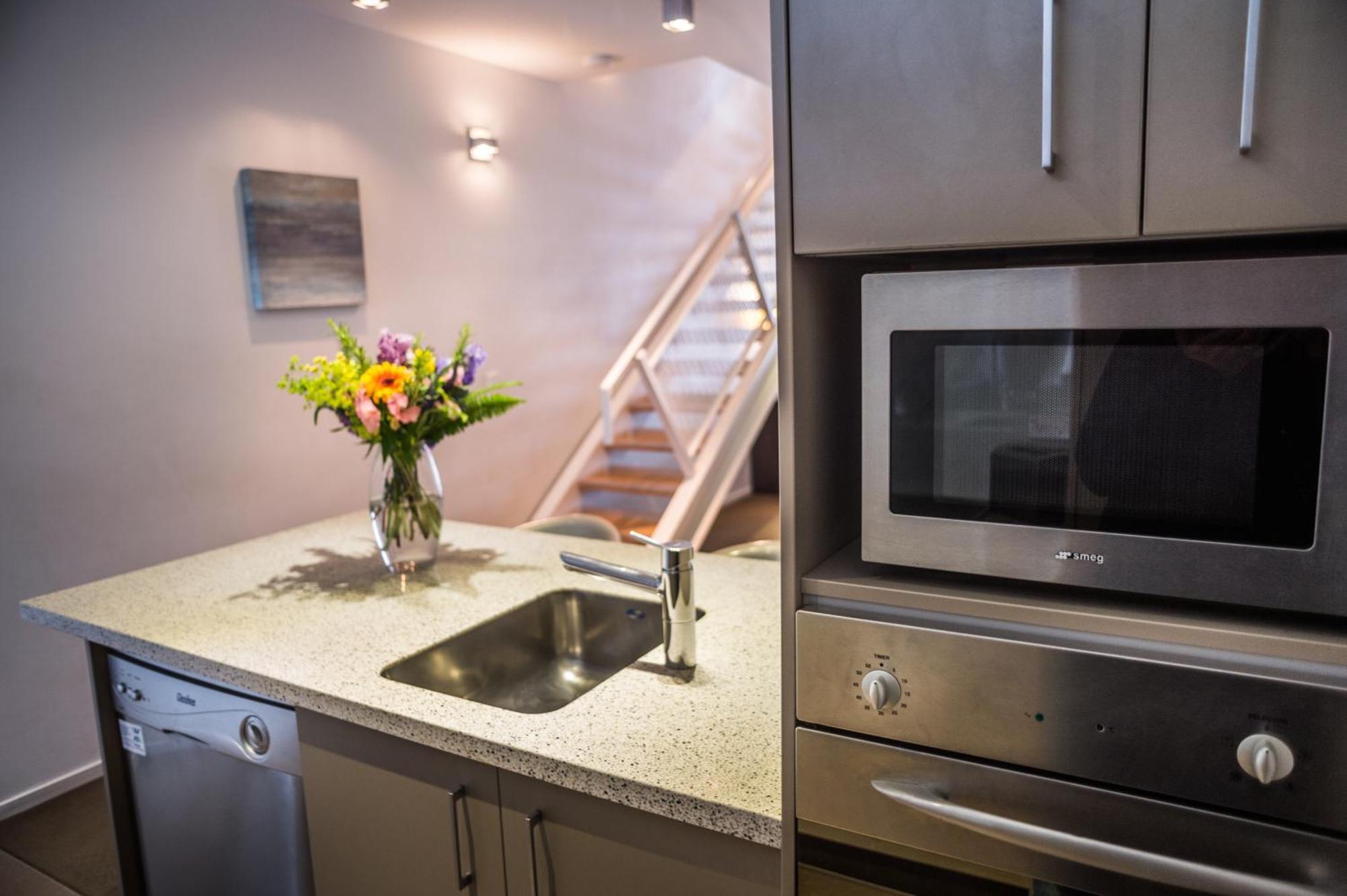 Boulcott Suites Wellington Ruang foto A kitchen in a typical apartment
