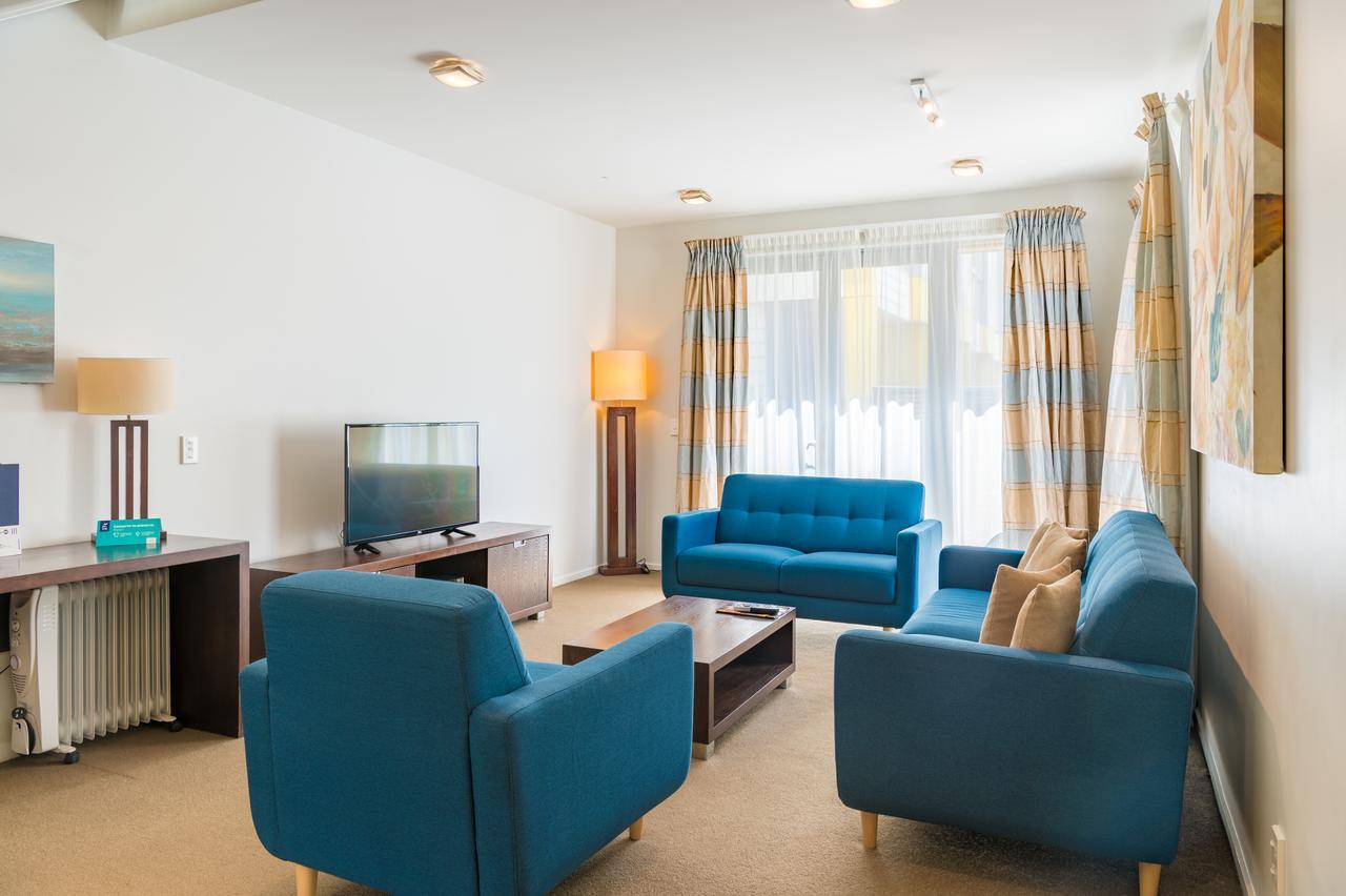 Boulcott Suites Wellington Bagian luar foto A living room in a serviced apartment in Prague, Czech Republic